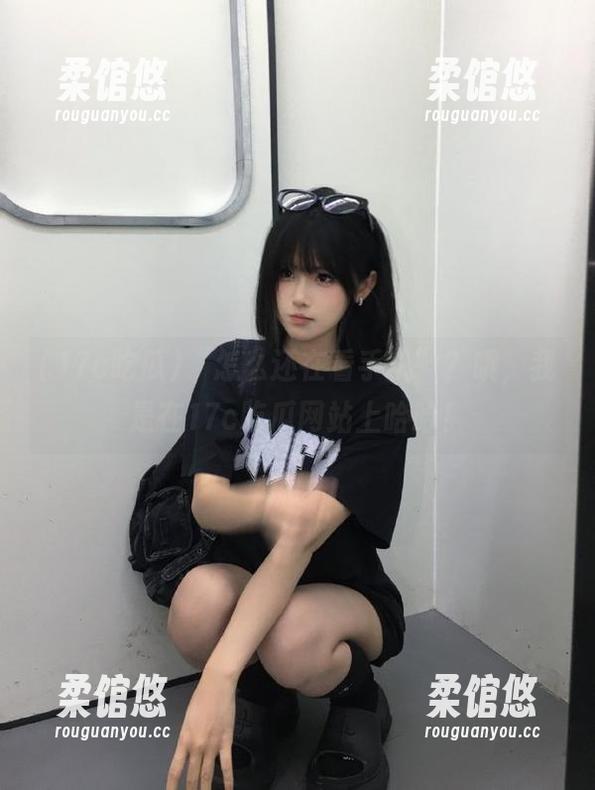 “怎么还在看手机”？哦，我是在17c吃瓜网站上哈哈！
