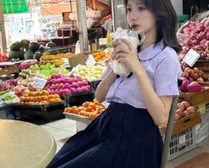 站在91吃瓜网在线，瓜皮飞舞的瞬间，心情不再寡淡！