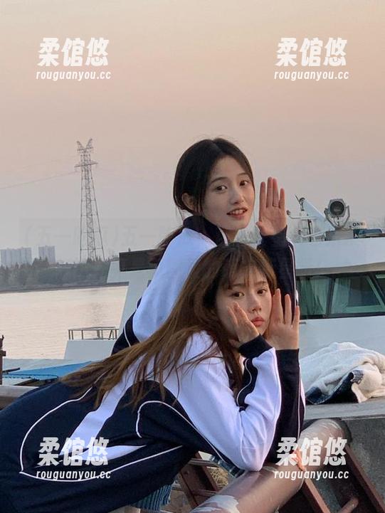五一吃瓜，观看汪星人也来凑热闹，真是瓜圈里的萌宠新星啊！