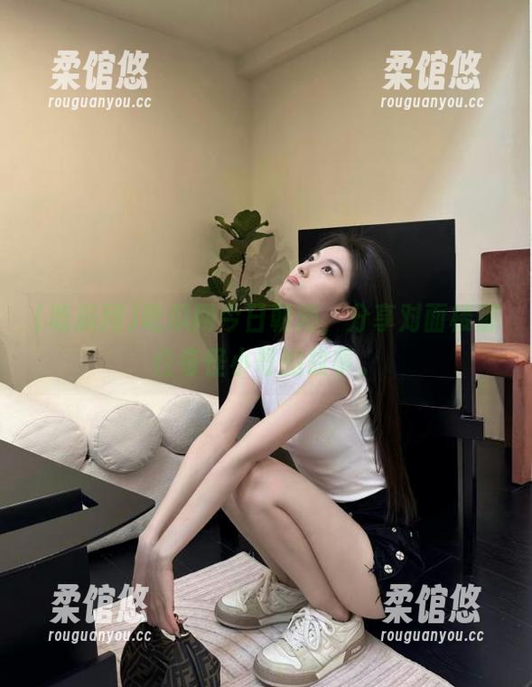 吃瓜网今日朝阳，分享对面楼那位奇怪小哥的故事。