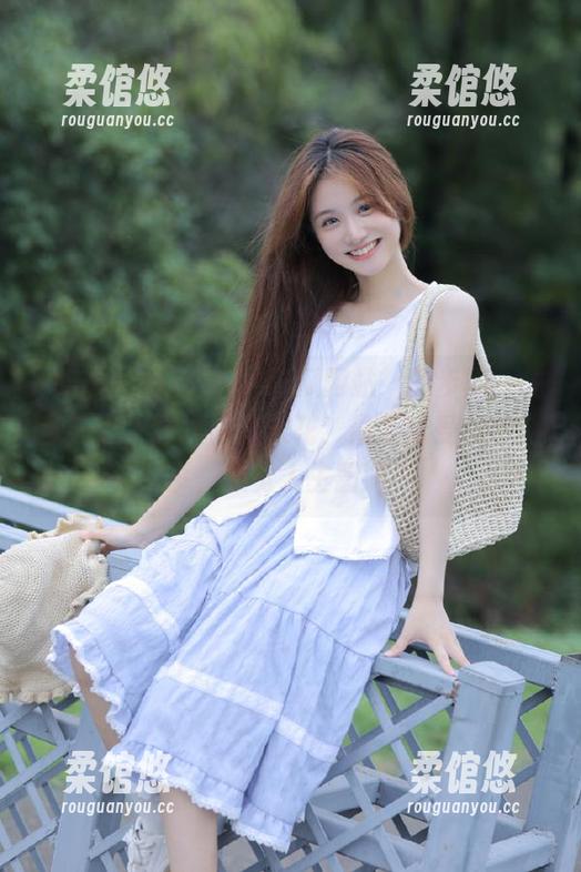 下载‘吃瓜网站’的步骤：先查热点，再准备爆米花，最后享受瓜田趣事，感觉人生圆满！
